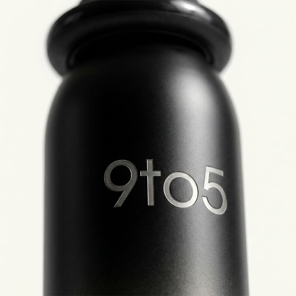 Gros plan logo 9to5 — Noir Mat