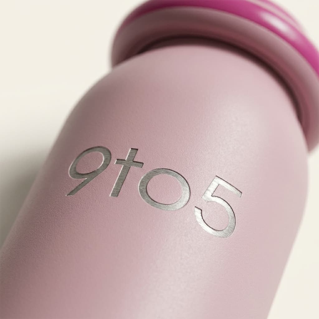 Gros plan logo 9to5 — Rose Poudré